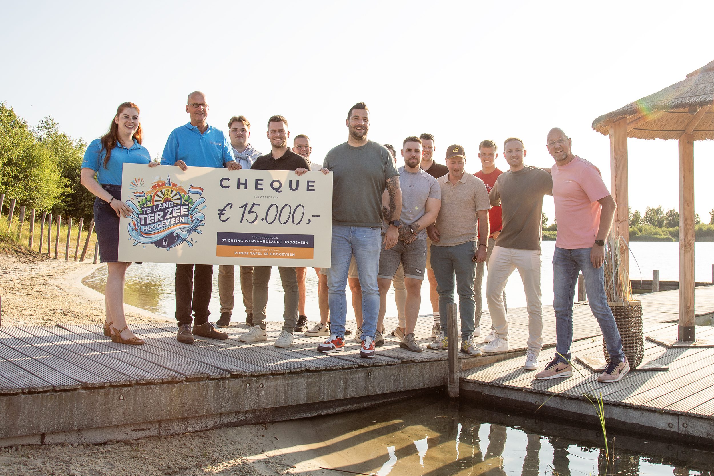 De cheque wordt overhandigd door de leden van de Ronde Tafel 65 Hoogeveen aan de Stichting Wensambulance Hoogeveen bij Paviljoen Nijstad.